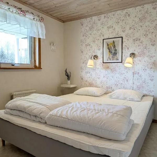 Rolig häst, Kaneeling Stugby AB, хотел в Dalskog