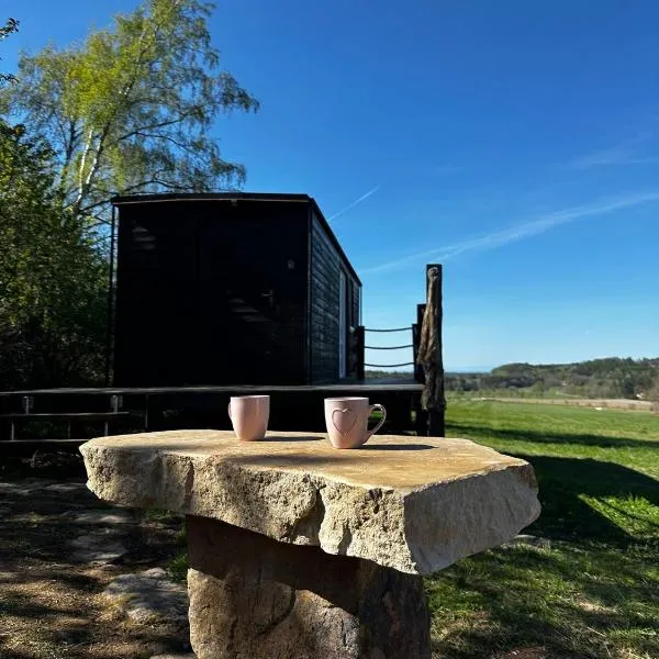 Maringotka uprostřed divočiny, готель у місті Proseč