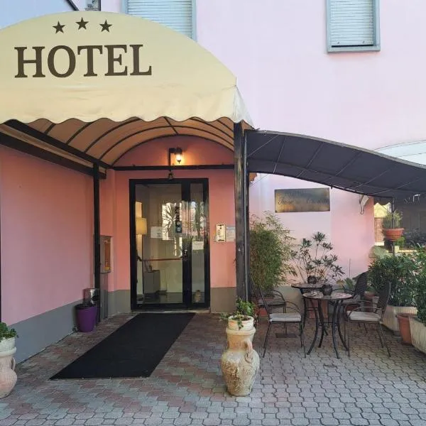 Hotel Rose&Crown, hotel din Correggio
