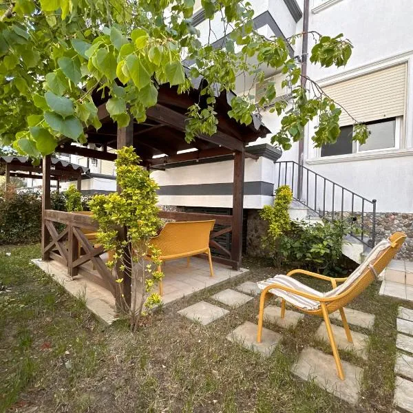 Small Garden House, hotel i Durrës