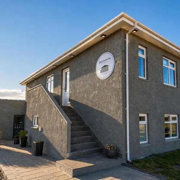Breidamyri Farm Apartments、ラウガーのホテル