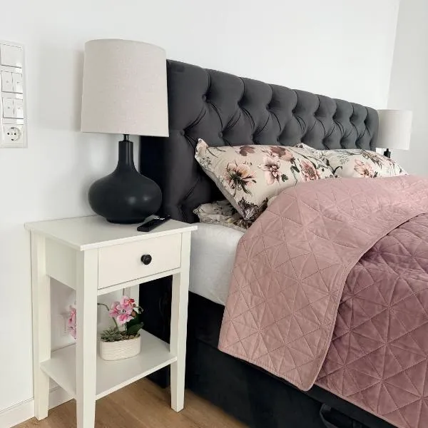 Noahs Ferienoase - Penthouse Suite mit Aufzug, hotel in Schortens