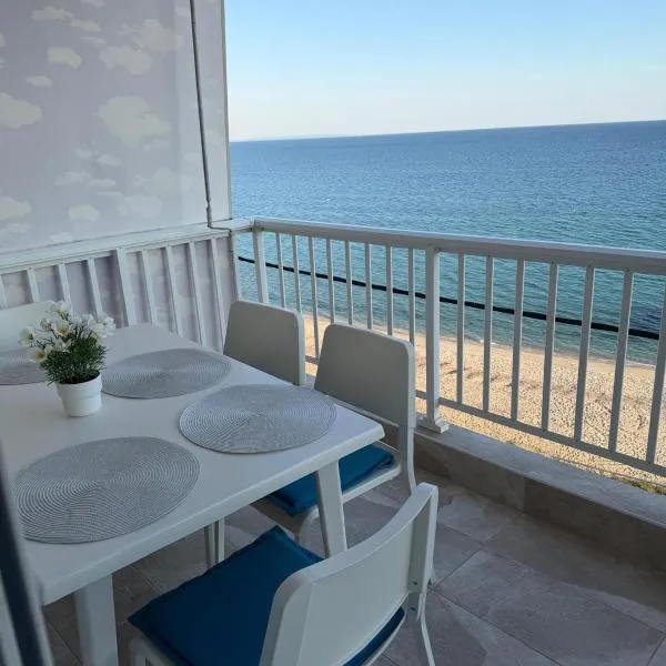 Balkon Apartment am Meer, хотел в Неа Каликратия