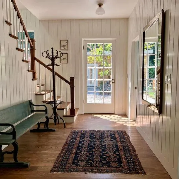 Sunny Designer Retreat with Gym & Game Room, hotel sa Monte Rio