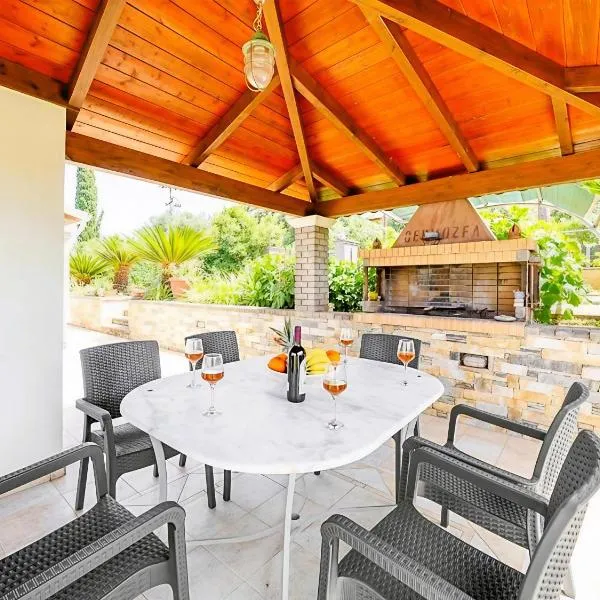 Villa Nirvana - Sea View Maisonette in Roda, Offering Tranquility and Comfort on the Enchanting Northern Coast of Corfu, hotell sihtkohas (( Litherés ))