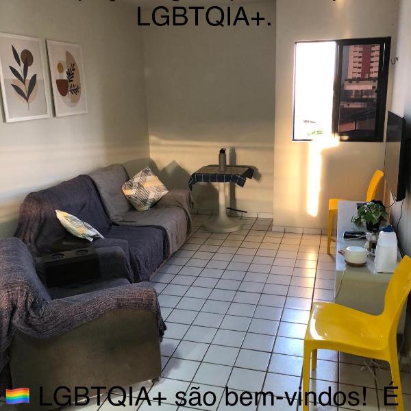 Quarto com banheiro e ar privativos Demais areas do ap compartilhadas com o anfitriao Hospedes LGBTQIA sao bem vindos