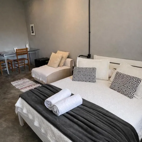 Refúgio Pauapique - Suítes com café da manhã, ar condicionado e frigobar à 900 metros da Rota do Vinho, hotel in São Roque
