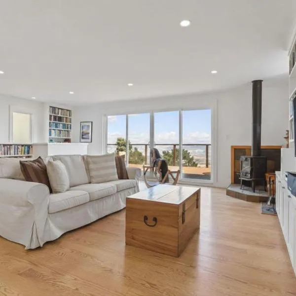 Stunning Views by the Bay 2BR, khách sạn ở Brisbane