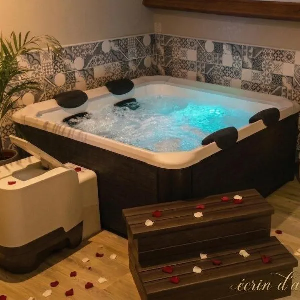 Ecrin d' Amour suite romantique avec Jacuzzi, מלון בCastels