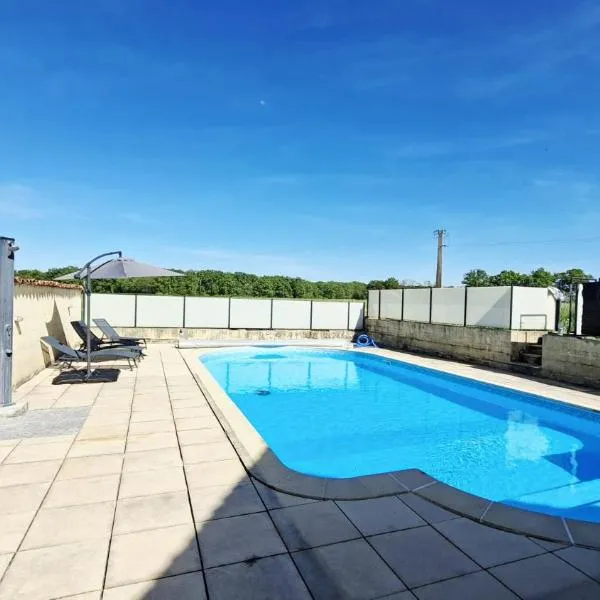 Gites confortable pour 6-8 people with heated pool, hotel Saint-Yan városában
