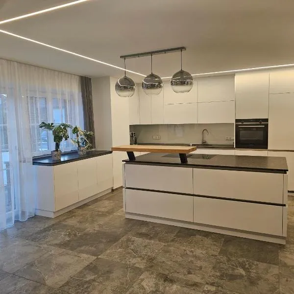 Ferienwohnung Scheuringer โรงแรมในEnzenkirchen