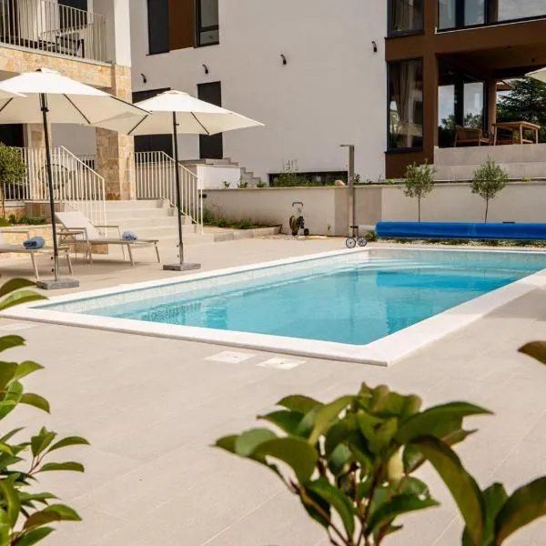 Kožino Bay Lodge - Brand New Seaside Apartments, Heated Pool, hotelli kohteessa Kožino