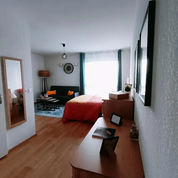 Studio avec parking gratuit, hótel í Cenon
