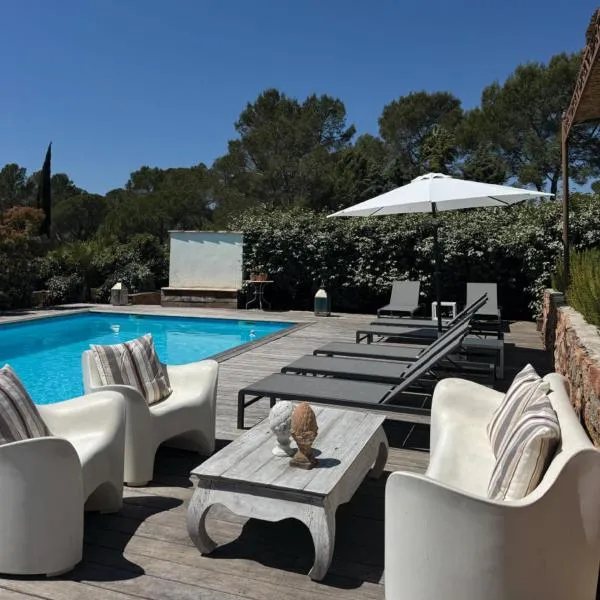 La Julaulou 1 chambre dans villa de 180m2 avec piscine et petit déjeuner, hotel in Puget-sur-Argens
