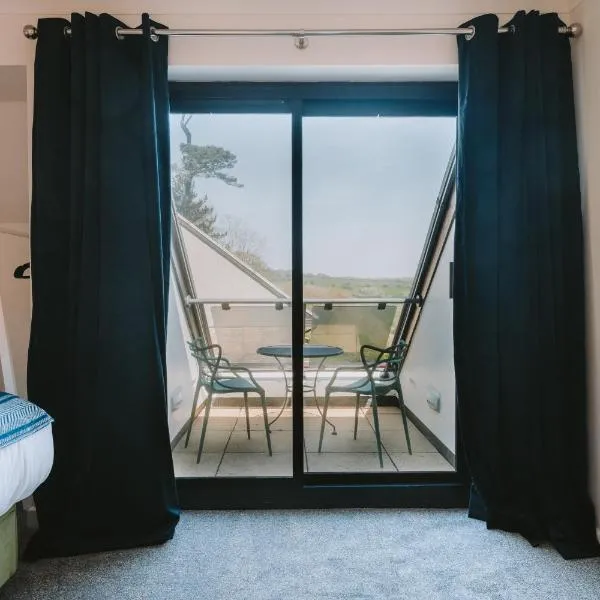Luxury 2-Bed Apartment, Maenporth Beach, Falmouth, hotel in Mawnan Smith