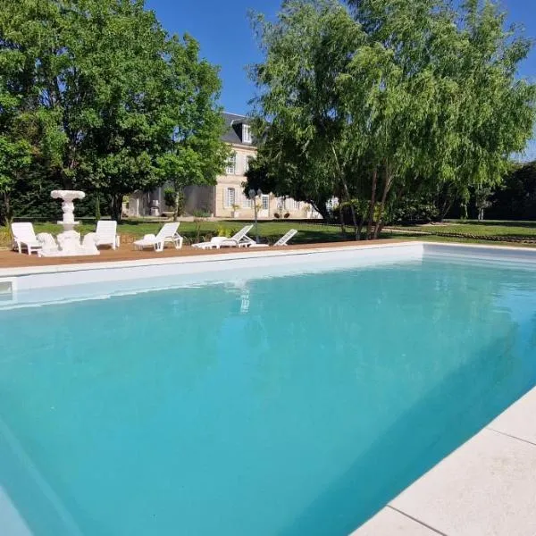 Suite Demoiselle du Château، فندق في Gaillan-en-Médoc