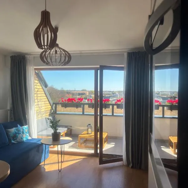 Apartament Niebieski Centrum Sarbinowo w budynku z restauracją, BASEN ZEWNĘTRZNY, PARKING W CENIE, hotel Sarbinowóban