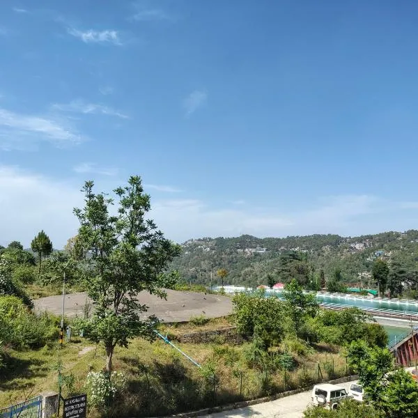 Pinewood Sunrise Homestay Kasauli: Kasauli şehrinde bir otel