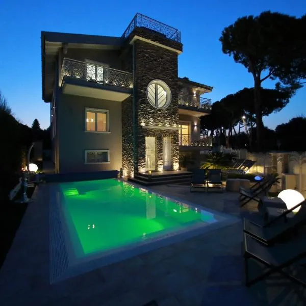 BELLAVISTA EXCLUSIVE B&B in zona centrale con piscina riscaldata-Jacuzzi vista lago LA COLAZIONE viene servita in una pasticceria esclusiva in centro-esterna alla struttura, hotel en Desenzano del Garda