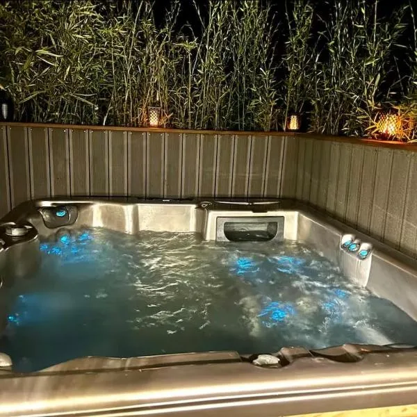 Appartement en bord de lac avec jaccuzi, hotel in Publier