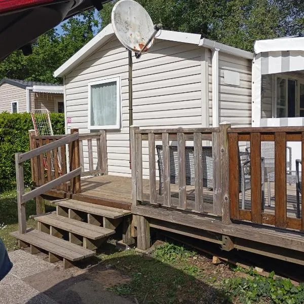 mobilhome Pont Aven 3chbres 152 avec grande terrasse fermée, hotel i Pont-Aven