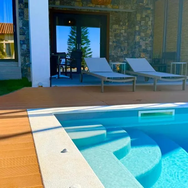 Romantic Pool Suite with Sea View Rastoni, hotel v mestu Melíssion