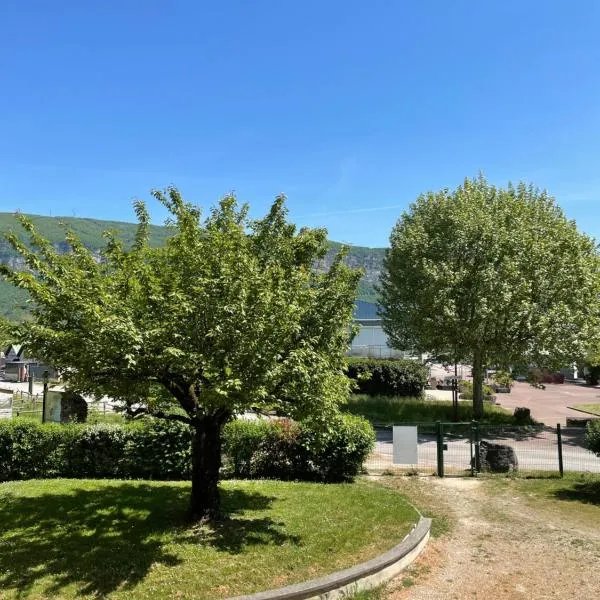 Au cœur de la Vallée Bleue, hotel in Montalieu-Vercieu