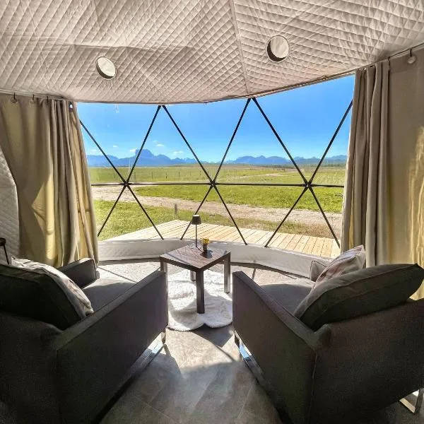 Chief Mountain Cabins, מלון בCarway