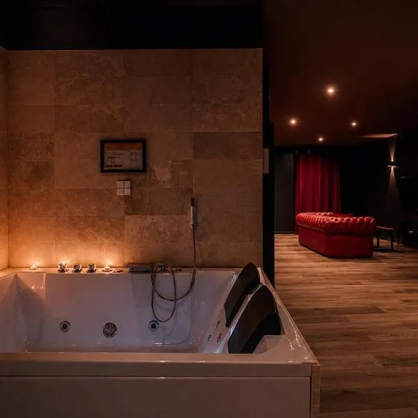 LoveRoom#1 by Pimente ton couple, hotel in Cagnes-sur-Mer