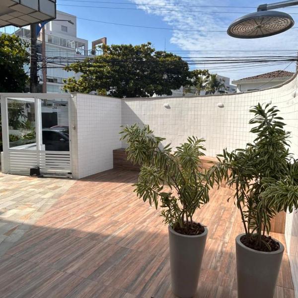 Apto Tombo Guarujá 2dorm 2wc e pé na areia com elevador e ar condicionado