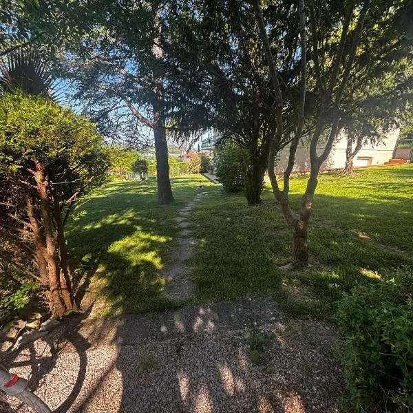 Appartement calme avec jardin privatif، فندق في أوش