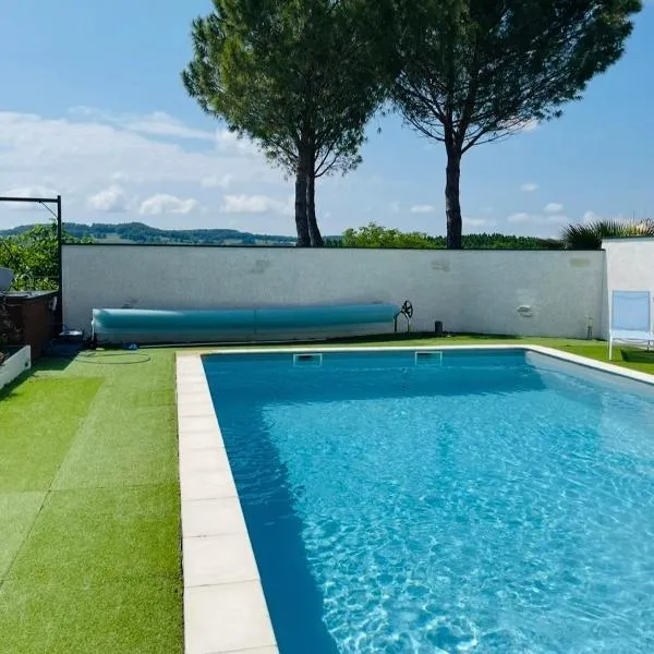 Gîte de boudy Spacieuse au Calme Piscine Privée, hotell i Boudy