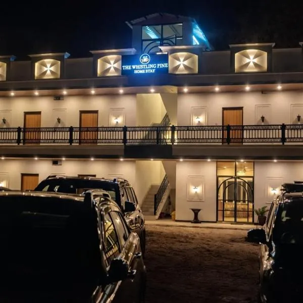 Lansdowne में, होटल The Whistling Pine Homestay With Natural Swimming Pool