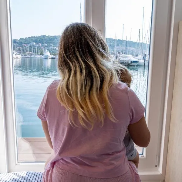 Sirena Lux Seahouse in Marina Portorož, Beachfront with Terrace and Jacuzzi, Hotel in Portorož
