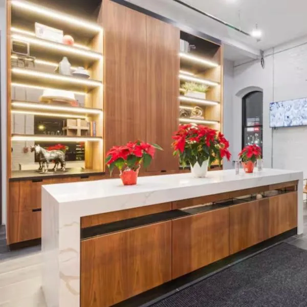 Historic Federal Hill 1Br Loft apt with onsite Gym and Barbershop, hotel v destinácii Providence