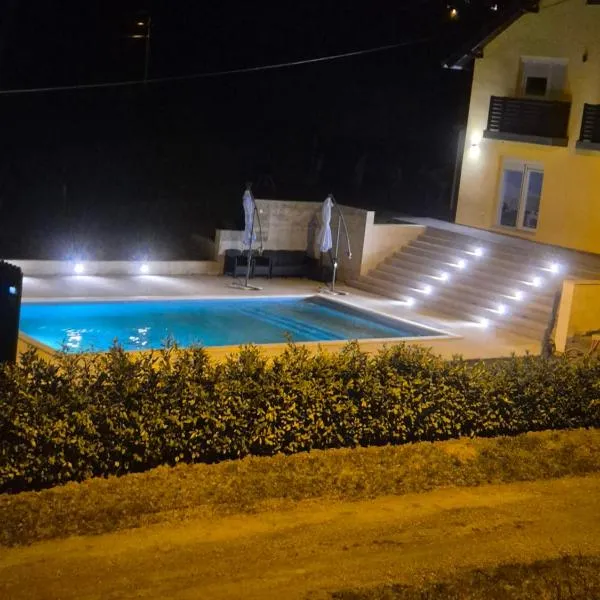 Familyway Croatia Family villa with privat Pool near Slavonski Brod, готель у місті Bukovlje