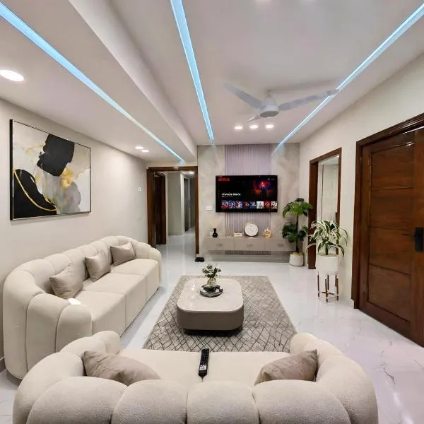 Luxury Apartments with Private Balcony, Modern Elegance, Comfort and Style-E11, מלון באיסלמבאד