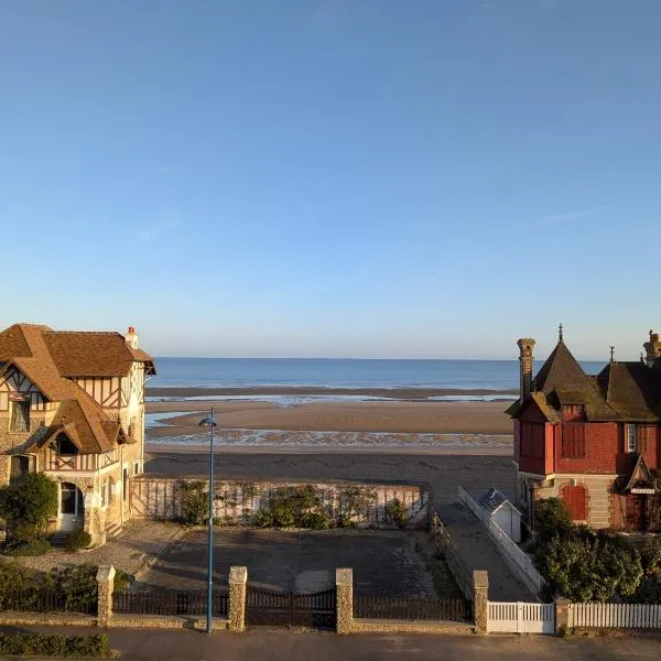 Superbe appartement Villa Carmen, magnifique vue mer, accès direct plage, proche Deauville, hotel in Villers-sur-Mer