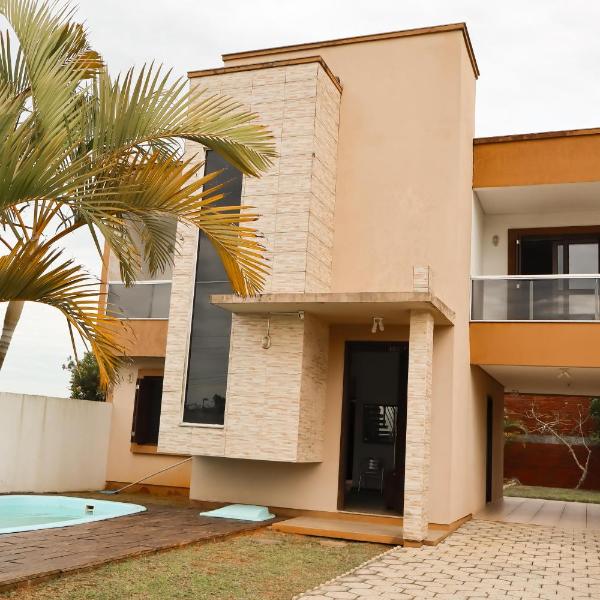 Casa com Piscina a 3 quadras do mar em Torres para 8 pessoas