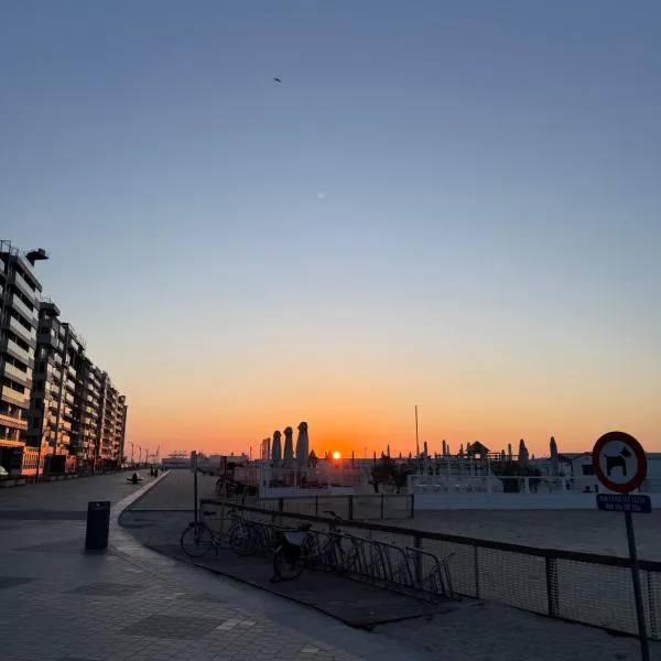 Mandelieu Apartment Knokke Side Sea View 50m from Beach、クノック・ヘイストのホテル
