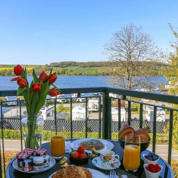 Design-Ferienwohnung direkt am Möhnesee - mit Seeblick, Balkon, Pool und Sauna，默赫內塞的飯店