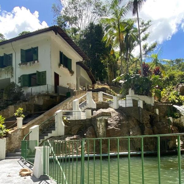 Casa de sítio com piscina natural