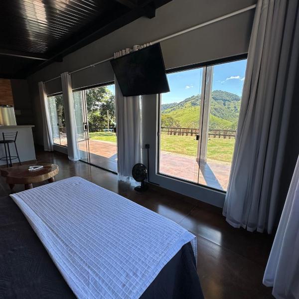 Casa no alto montanha com fogueira