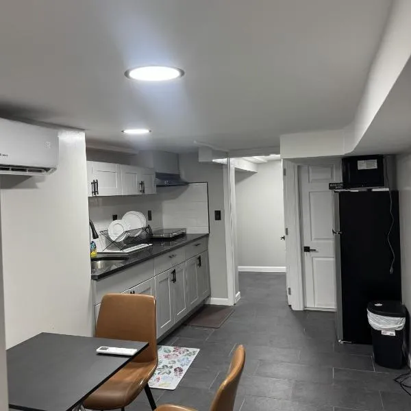 Joynest Haven - 1 bedroom with kitchen, mini living room, private entry: Newark şehrinde bir otel