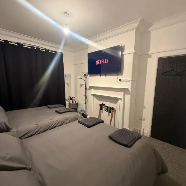 Spacious quadruple near city centre train station & Hospital, hotel v destinaci Derby