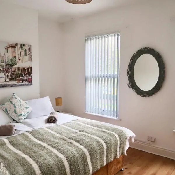 Stylish 3BR Escape Free Parking & Garden - Near Stadiums & City Centre, hotel in Liverpool