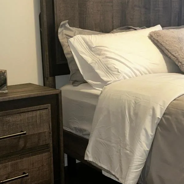 Private Chilliwack Condo 2Bdrm 2Bath Sleeps6 Close to District 1881, hotel di Chilliwack