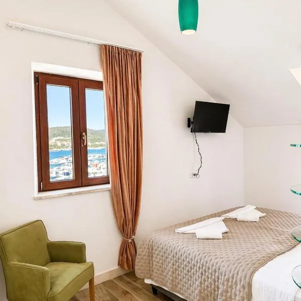Boutique Rooms Malo More - Old Town and Parking, отель в Трогире