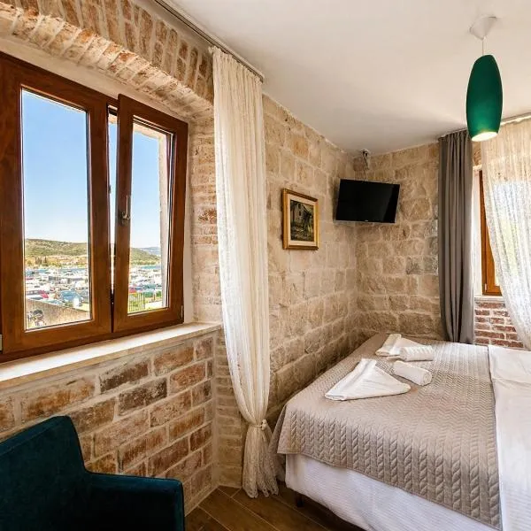 Rooms Malo More - 2 min from Old Town Trogir and Private Parking, hotel u Trogiru