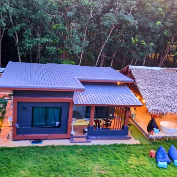 Your Red Earth Homestay Private Romance, hotel en Krabi